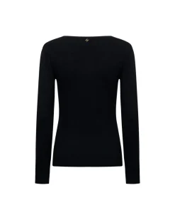 Black long-sleeved shirt