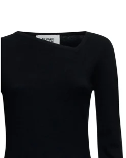 Black long-sleeved shirt