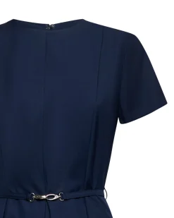 Dress with belt and essential cut
