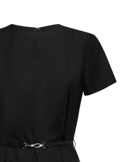 Dress with belt and essential cut