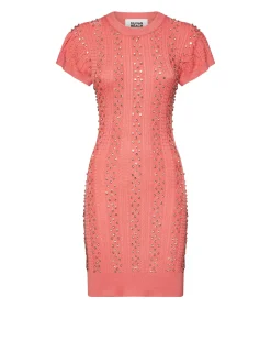 Dress with decorated surface and essential lines