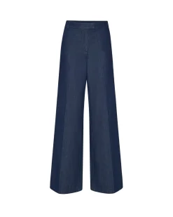 High-waisted trousers with an essential design