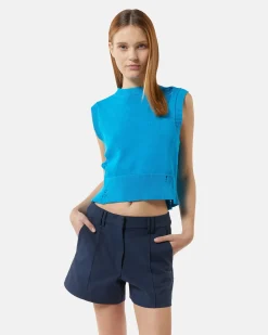 Knitting cropped vest with disresset details