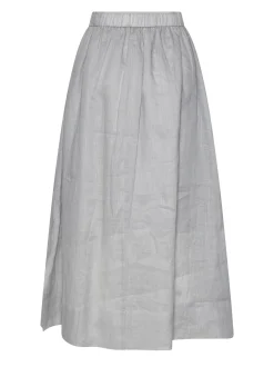 Long skirt with a fluid and essential line