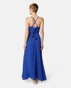 Long V -neck dress and crossed straps on the back