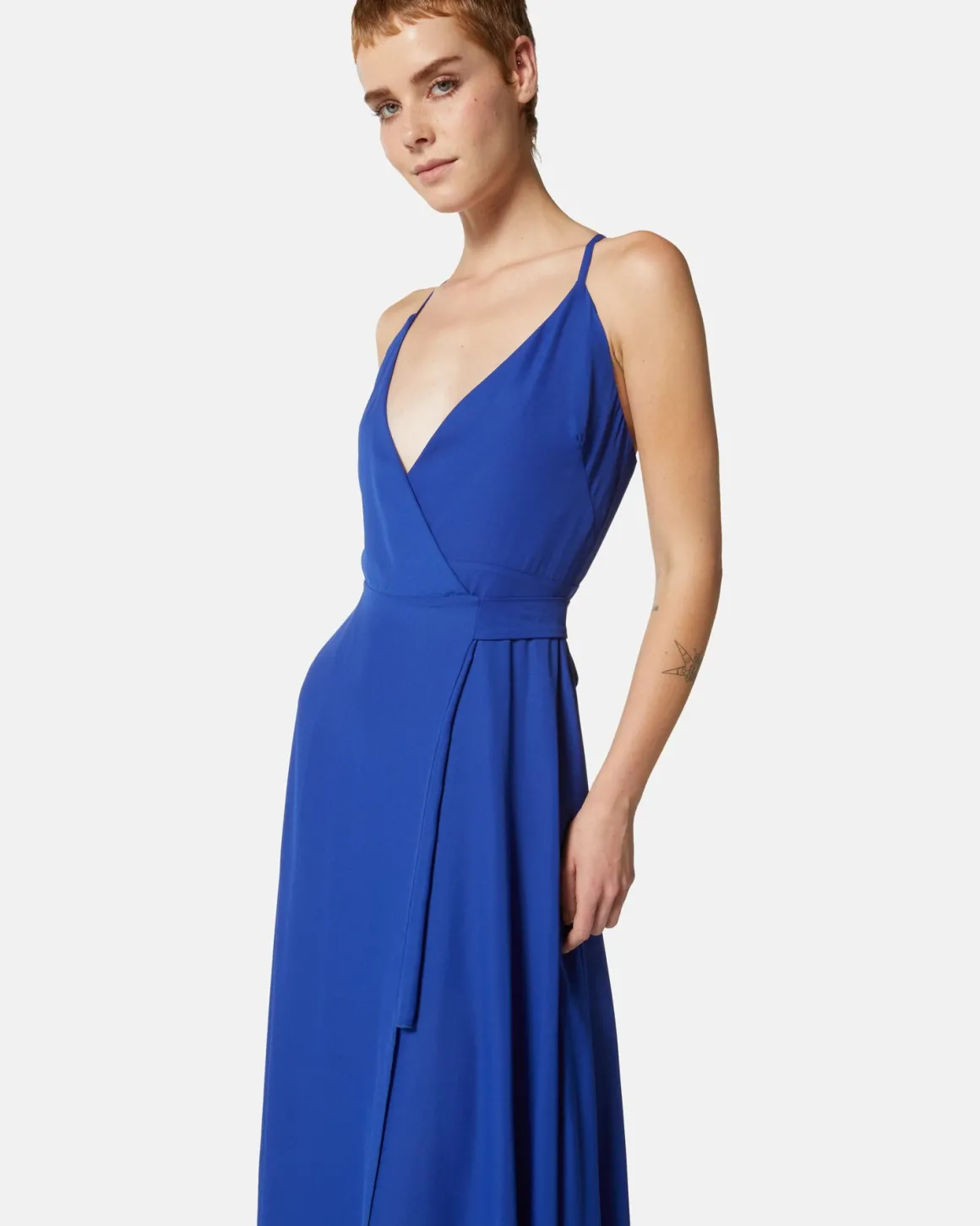 Long V -neck dress and crossed straps on the back