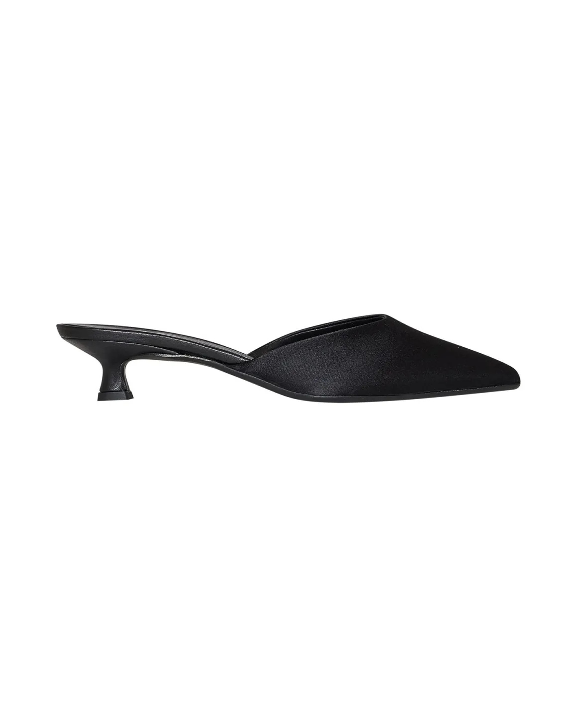 Pointed mules with an essential design