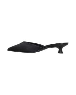 Pointed mules with an essential design