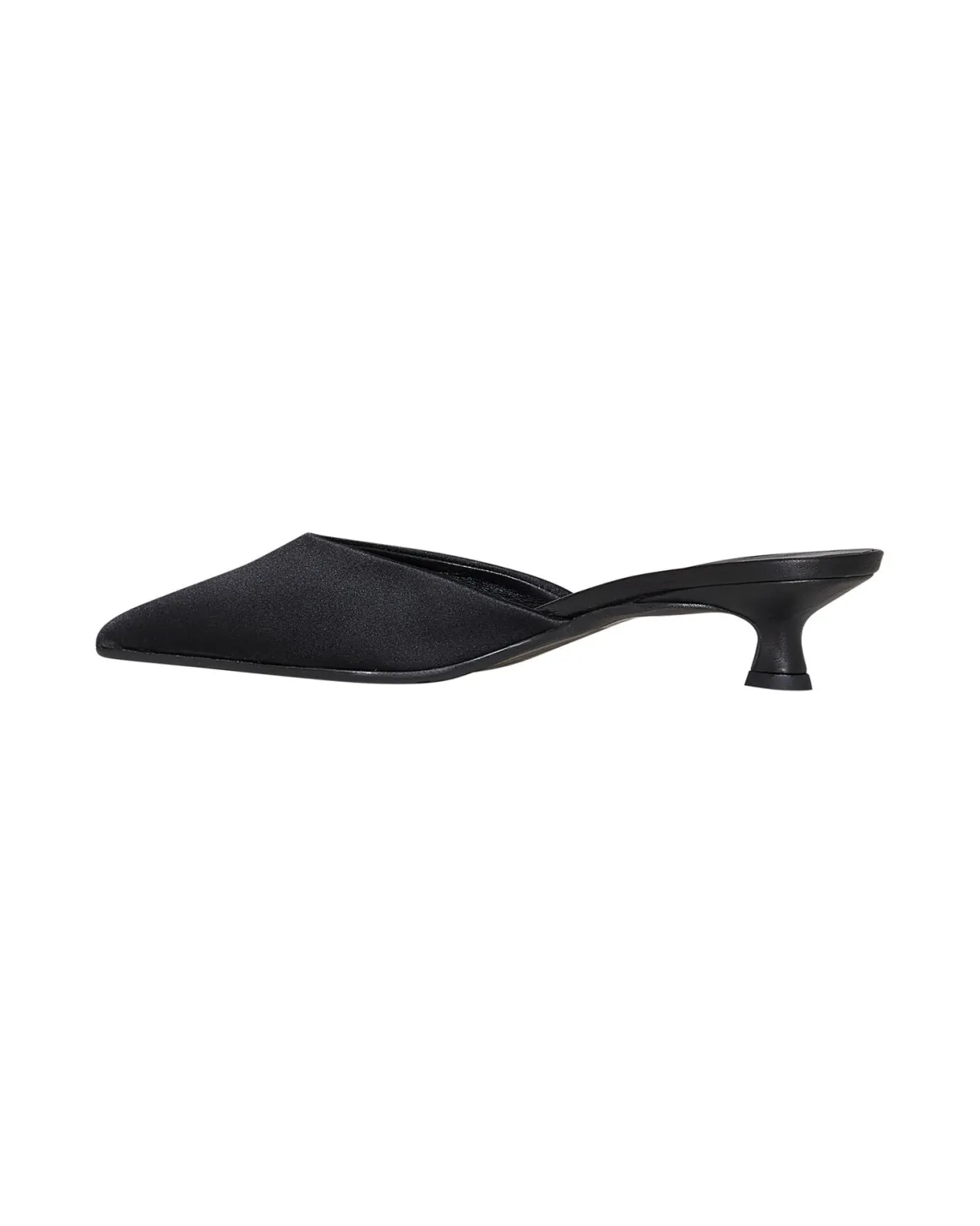 Pointed mules with an essential design