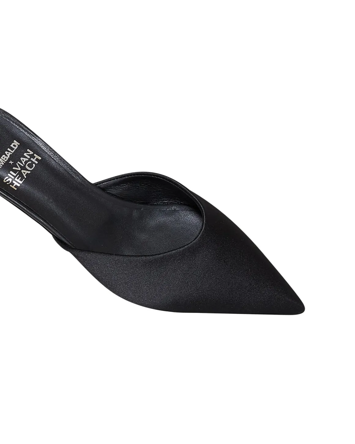 Pointed mules with an essential design