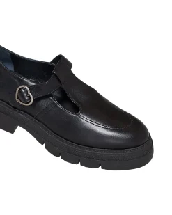 Shoe with strap and structured sole