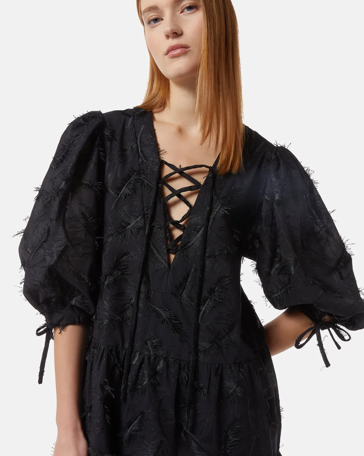 Short knee dress with puff sleeves and V -neck