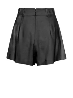 Shorts with tailored pleats and elegant lines