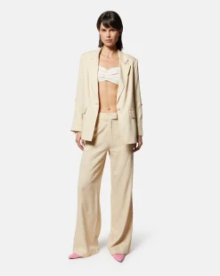 Single -breasted blazer with a slightly oversized cut