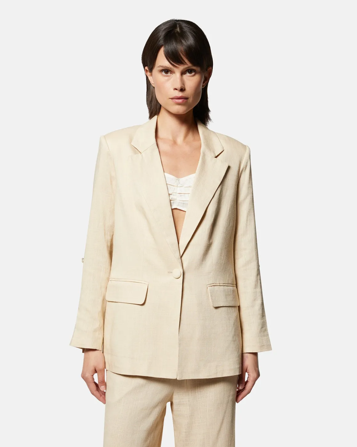 Single -breasted blazer with a slightly oversized cut