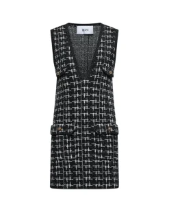 Sleeveless dress with side pockets
