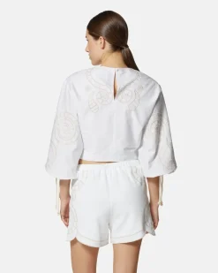 Top crop with sliced 窶銀菊mbroidery and sleeves