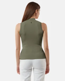 Top shoed in shirt with cut-out