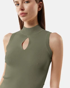 Top shoed in shirt with cut-out