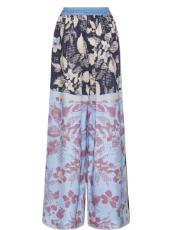 Trousers with decorative pattern and fluid design