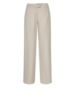 Trousers with tailored details and clean lines