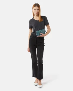 V-neck t-shirt